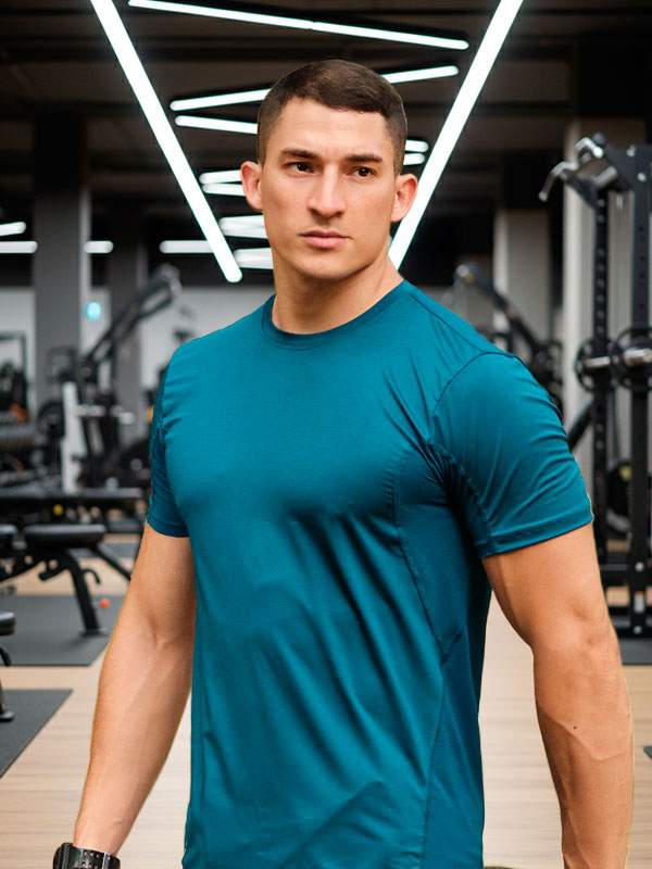 santiago-tobon-entrenador-personal-asesor-nutricional-online Santiago Tobón, entrenador personal y asesor nutricional online, posando en un gimnasio