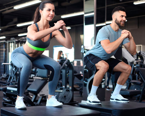 hombre-y-mujer-entrenamiento-personalizado-online Hombre y Mujer entrenando con programa de entrenamiento personalizado online adaptado a su objetivo